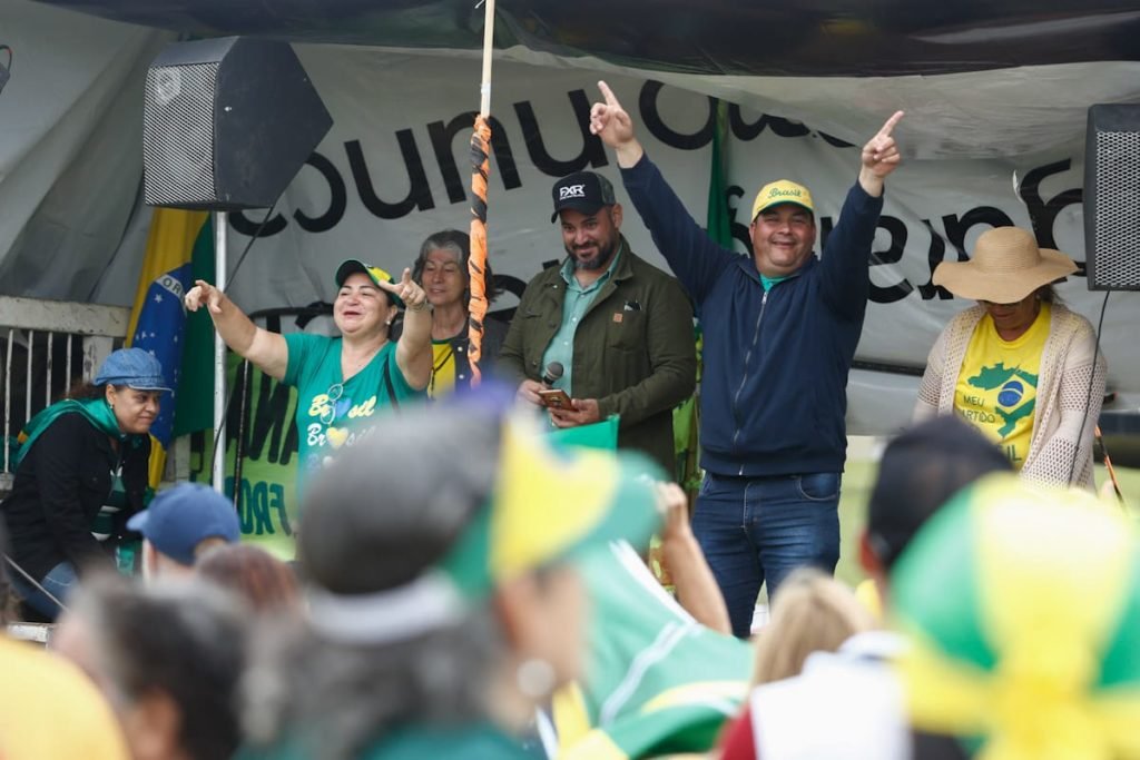 Manifestantes pró-Bolsonaro questionam resultado das urnas e se mantém em frente ao Quartel General do Exército Forte Caxias, QG do exército em Brasília - Metrópoles