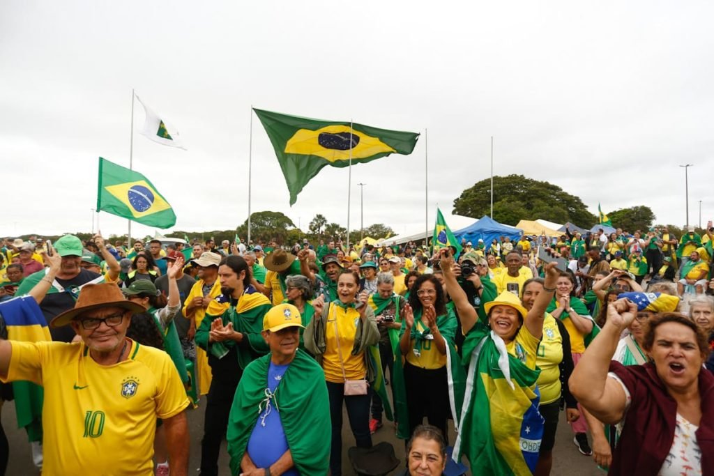 Manifestantes pró-Bolsonaro comemoram ?? e se mantém em frente ao Quartel General do Exército Forte Caxias, QG do exército em Brasília - Metrópoles