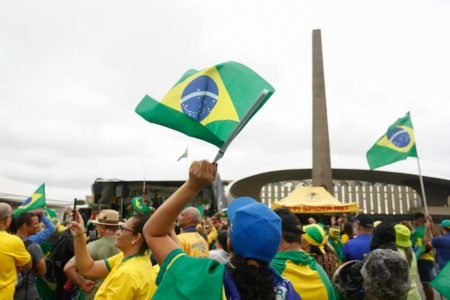 Manifestantes pró-Bolsonaro balança ba bandeira do brasil em frente ao Quartel General do Exército Forte Caxias, QG do exército em Brasília - Metrópoles