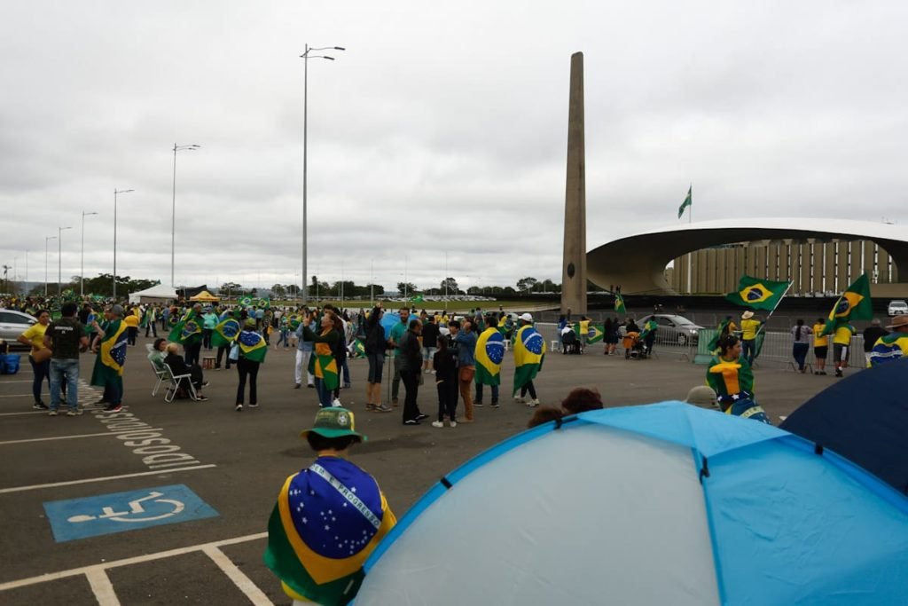 Manifestantes pró-Bolsonaro questionam resultado das urnas e se mantém em frente ao Quartel General do Exército Forte Caxias, QG do exército em Brasília - Metrópoles