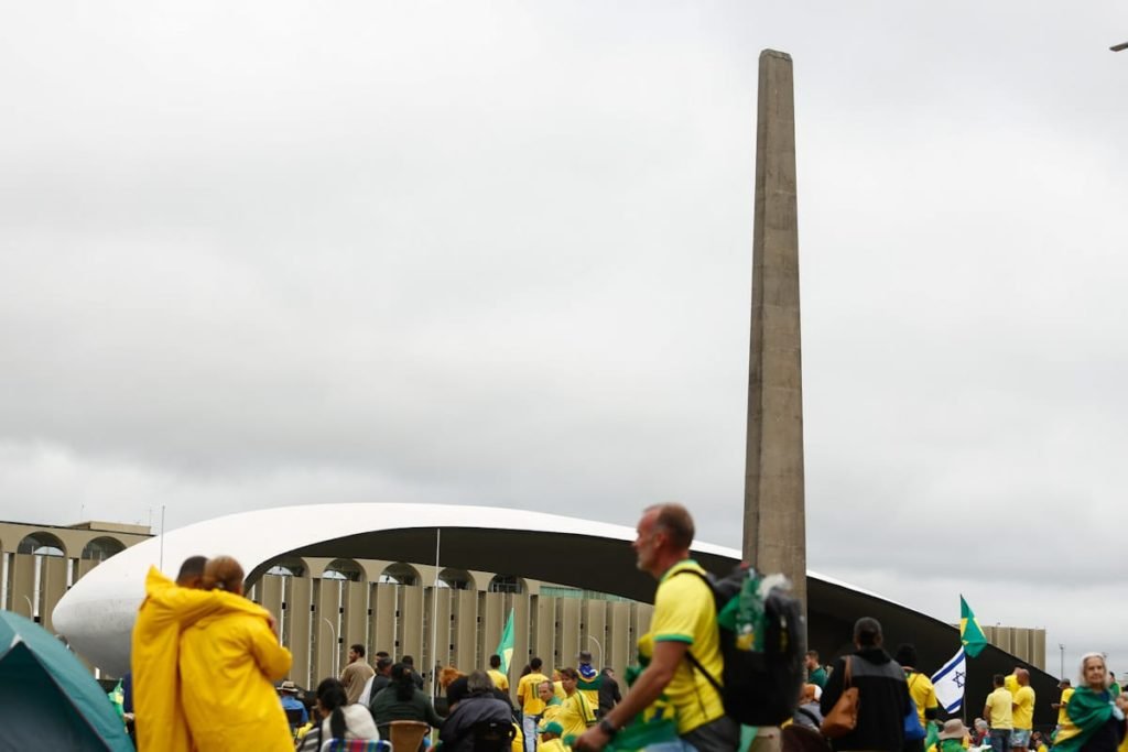Manifestantes pró-Bolsonaro questionam resultado das urnas e se mantém em frente ao Quartel General do Exército Forte Caxias, QG do exército em Brasília - Metrópoles