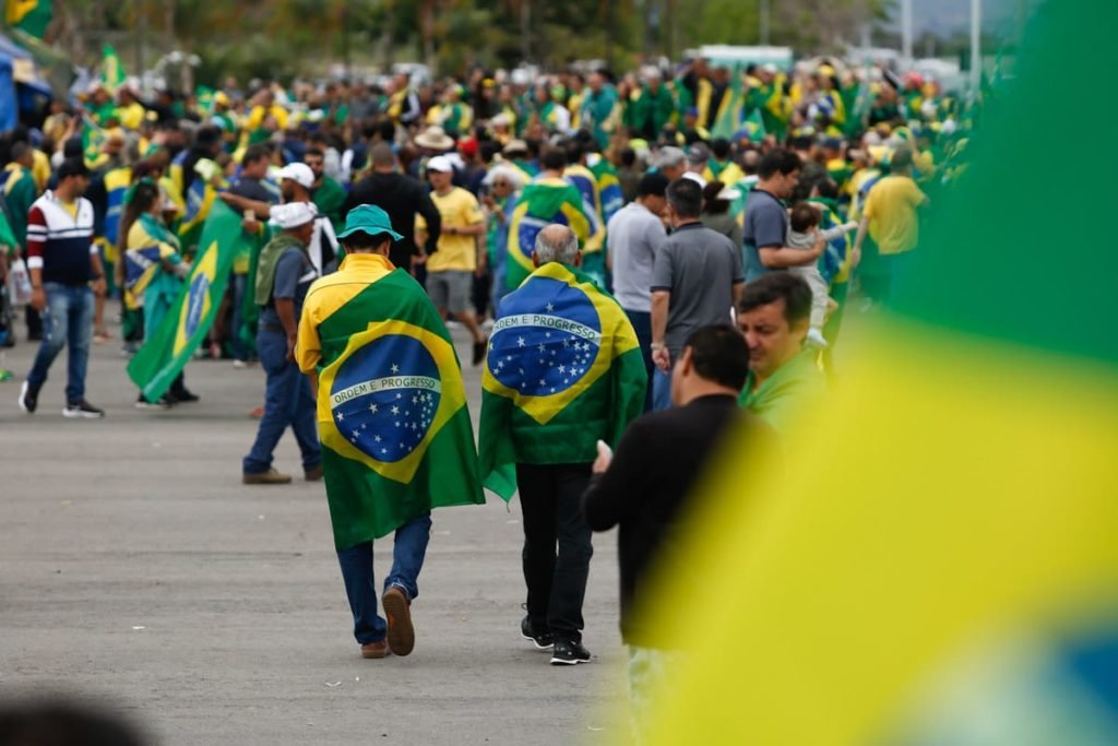 Manifestantes pró-Bolsonaro questionam resultado das urnas e se mantém em frente ao Quartel General do Exército Forte Caxias, QG do exército em Brasília - Metrópoles