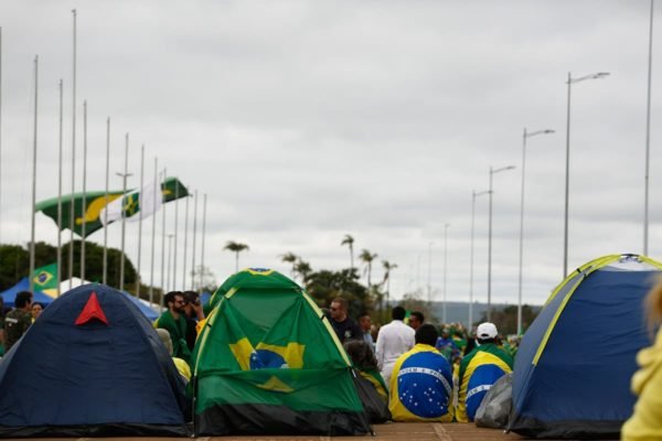Manifestantes pró-Bolsonaro acampam no QG do Exército - Metrópoles