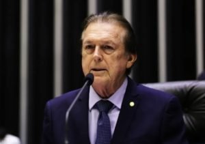 O presidente do União Brasil e deputado federal, Luciano Bivar (PE). Ele aparece falando em microfone no plenário da Câmara dos Deputados, de terno - Metrópoles