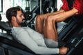 homem treinando, flexora, pernas, academia