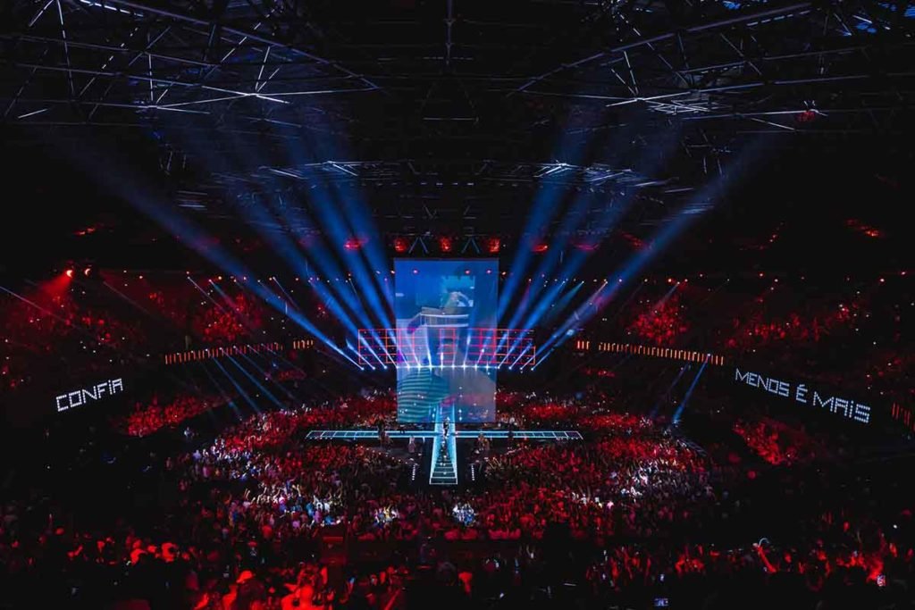 ginásio lotado em show - metrópoles