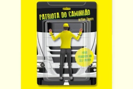 Imagem com meme sobre manifestante bolsonarista que se agarrou a caminhão que furou bloqueio no Pernambuco