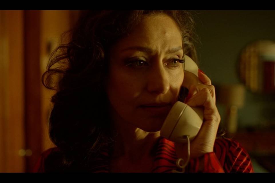 Foto colorida da atriz Maria Fernanda Cândido ao telefone em cena da série Jogo da Corrupção - Metrópoles
