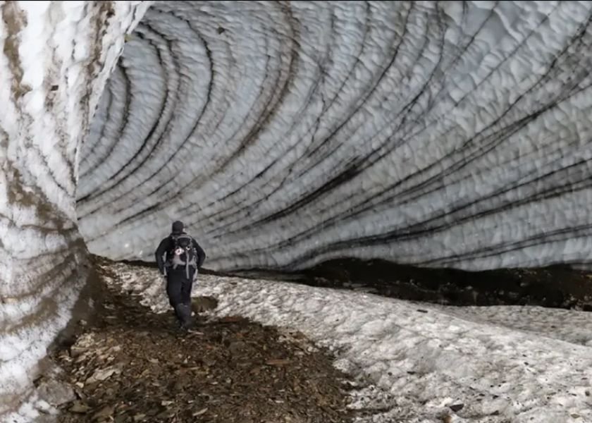 foto colorida de caverna com gelo na argentina