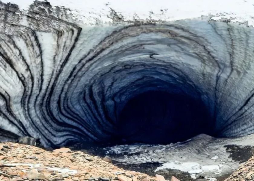 foto colorida de caverna com gelo na argentina