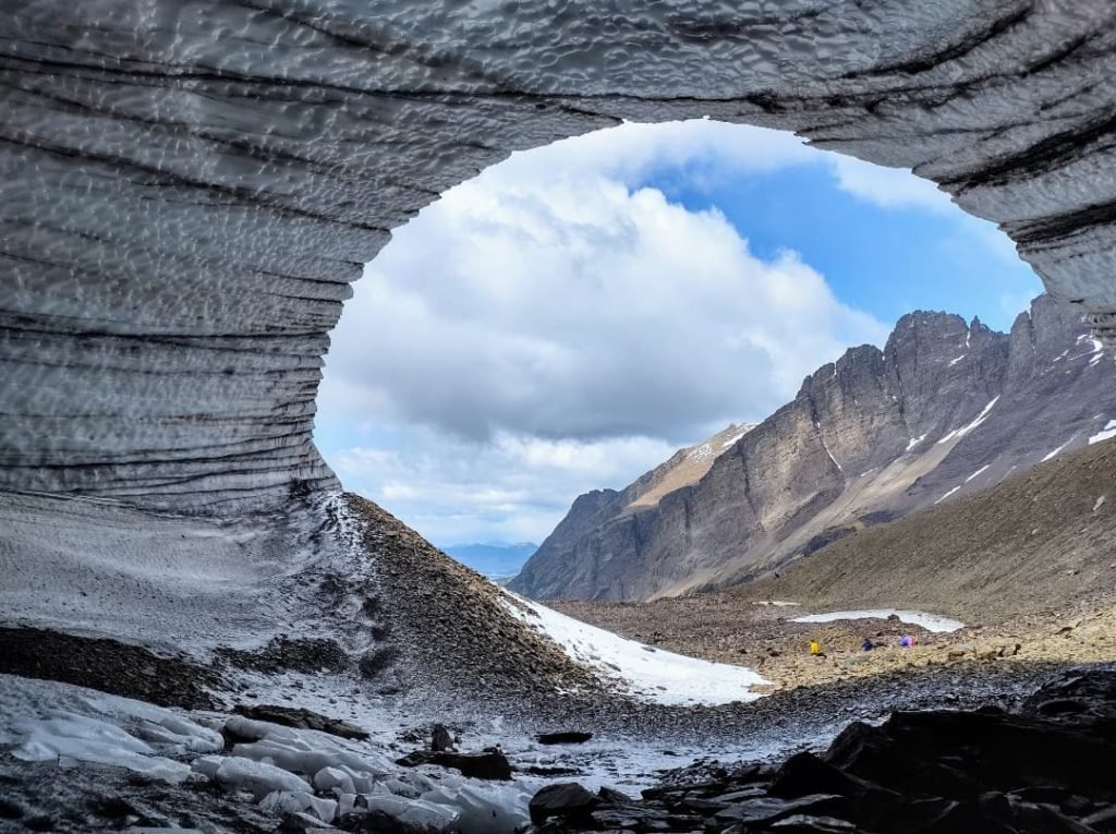 foto colorida de caverna com gelo na argentina