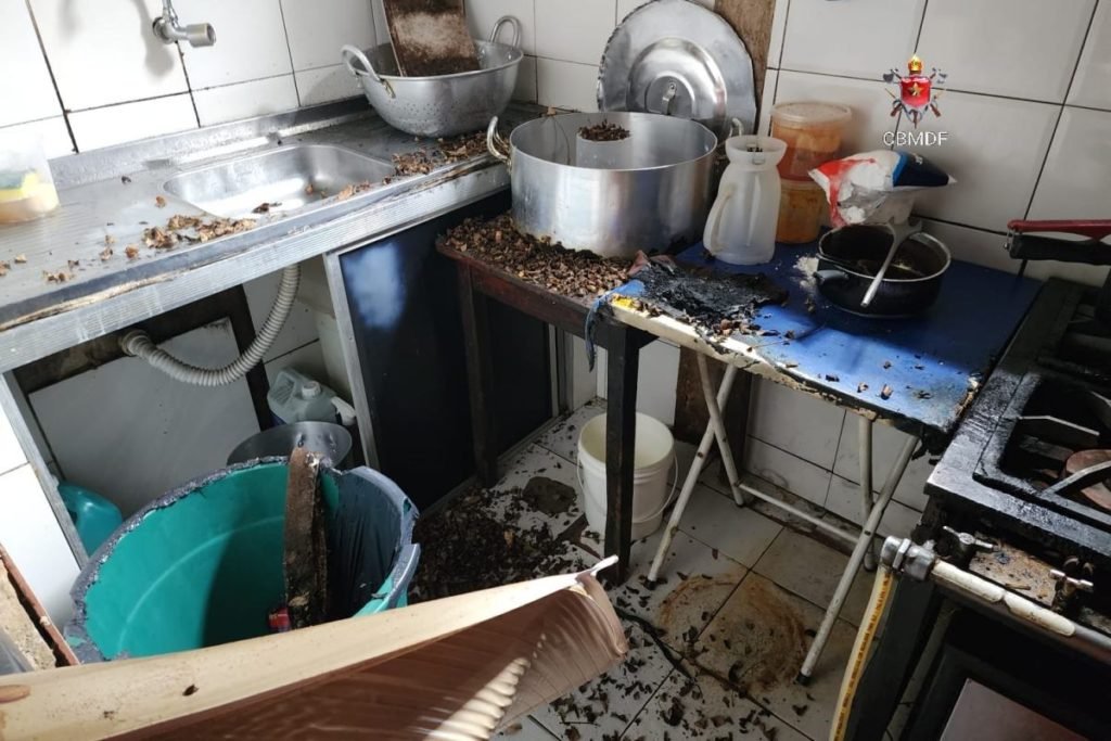 panelas e comidas espalhadas
