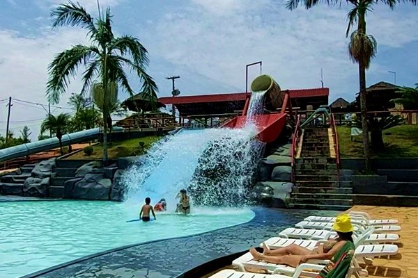 Piscina e toboágua do Brasília Resort Hotel Fazenda. Crianças brincam na piscina - Metrópoles