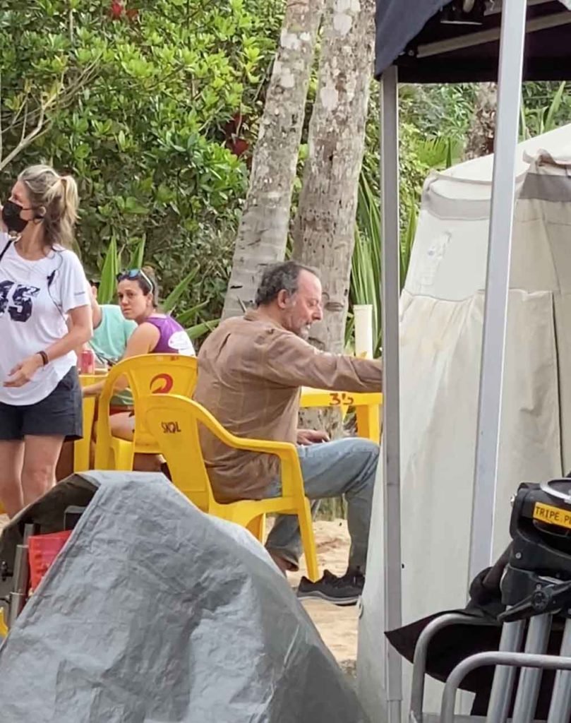 O ator Jean Reno roda filme em Ubatuba (litoral de SP)