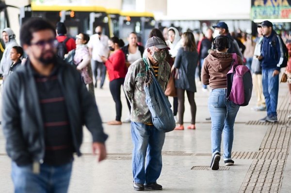 Foto de várias pessoas andando pela Rodoviária
