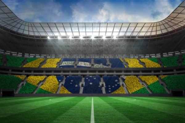 Estádio de futebol com torcida formando a bandeira do Brasil