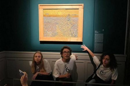 Ativistas jogam sopa em quadro de van Gogh