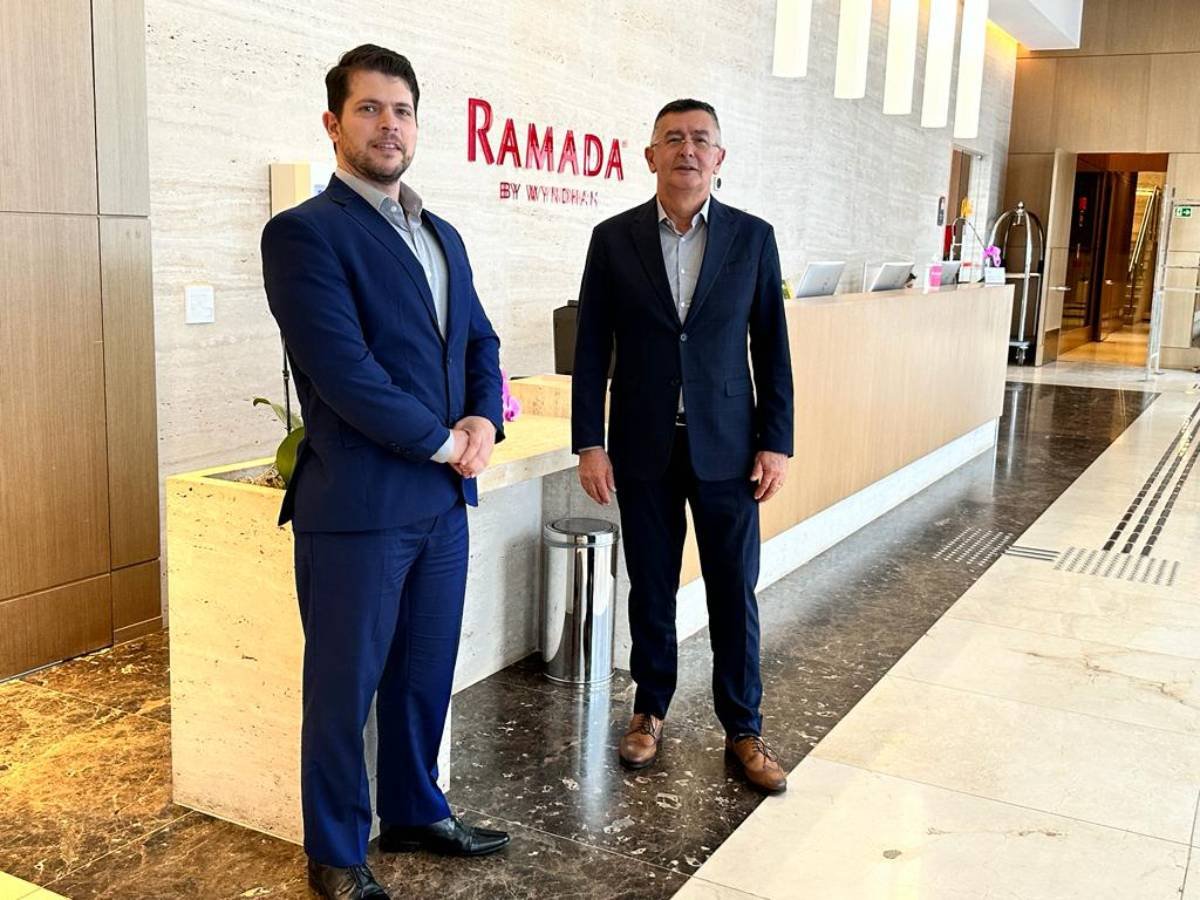 Gerentes comercial, Daniel Oliveira, e geral, Segundo de Almeida, na recepção do Hotel Ramada Brasília Alvorada