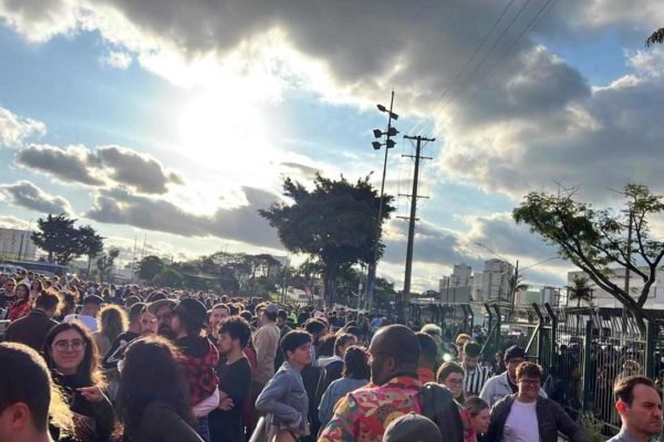Na foto, várias pessoas em frente a portões do evento Pimavera Sound - Metrópoles