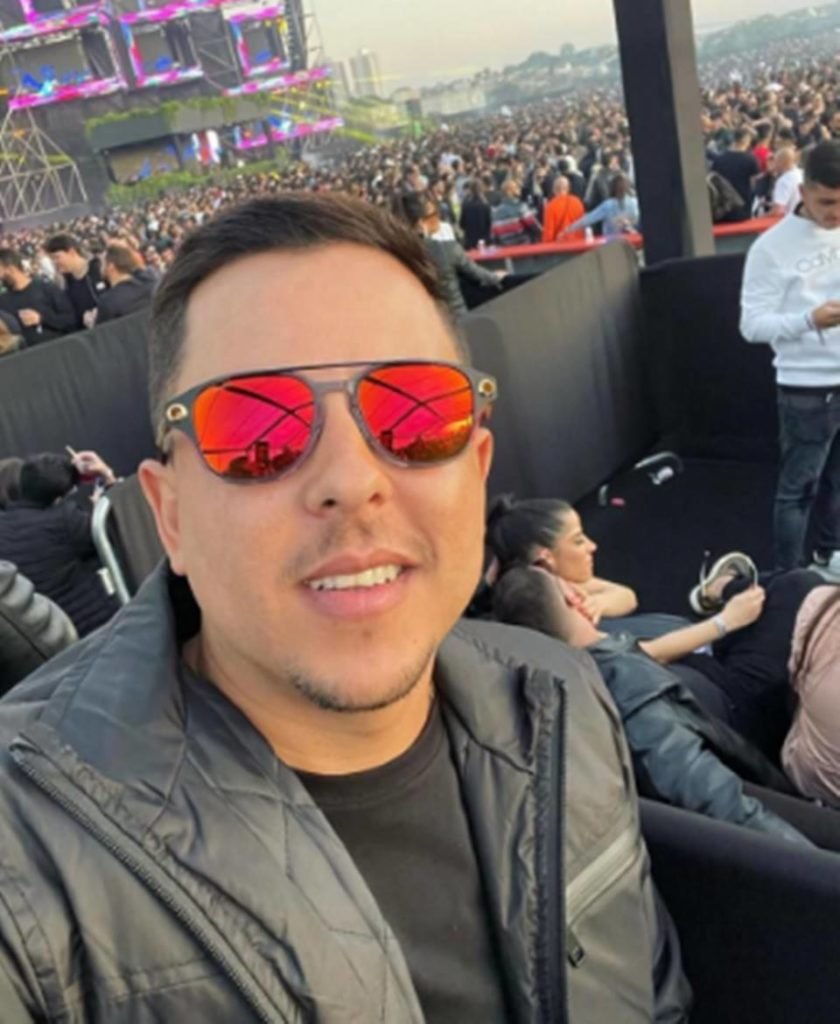 homem de óculos sorrindo