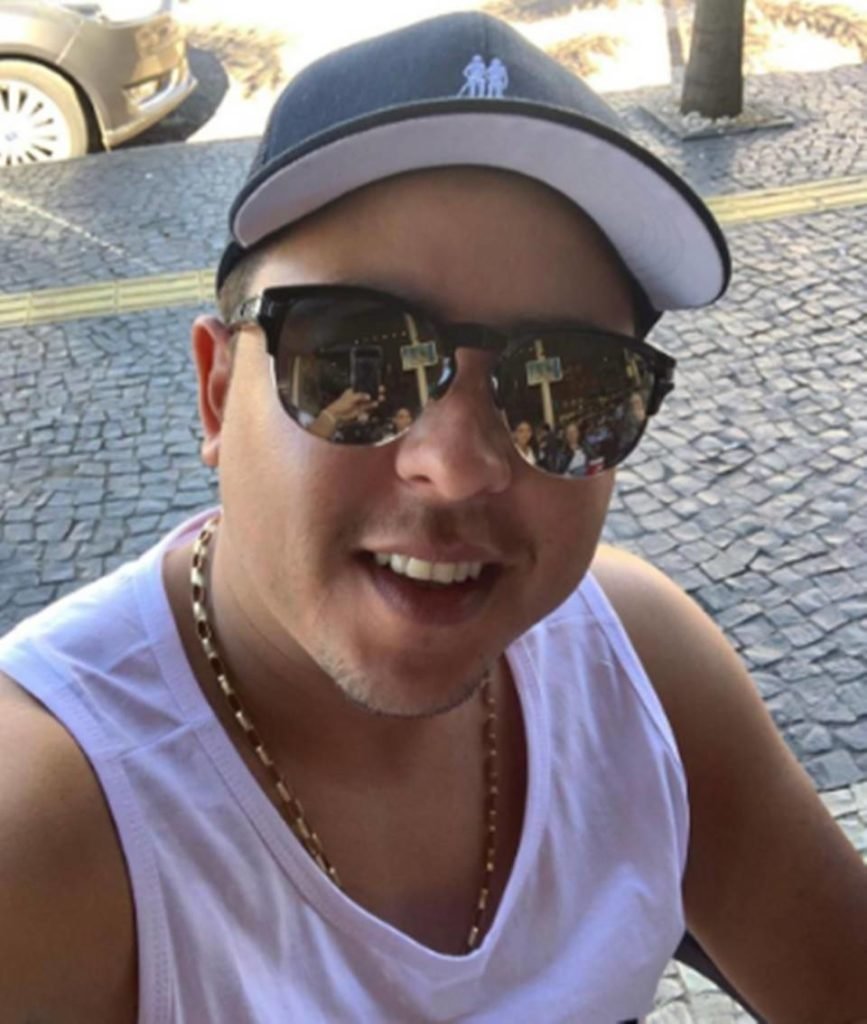 Homem de óculos sorrindo