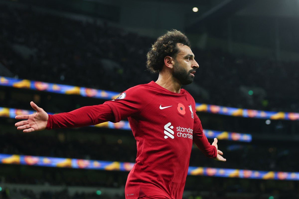 Salah faz dois, e Liverpool vence o Tottenham em jogo agitado do