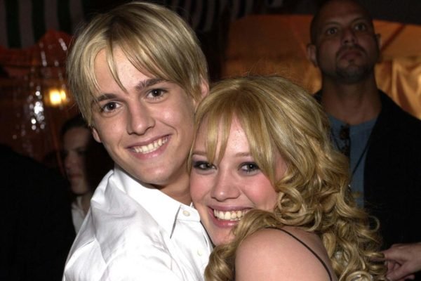 Na imagem, uma foto antiga de Hilary Duff e Aaron Carter se abraçando - Metrópoles