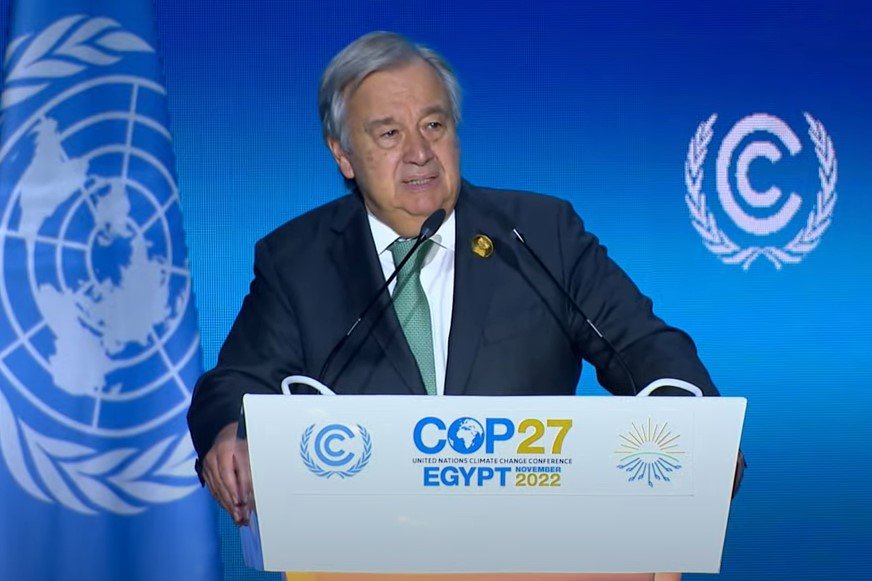 O secretário-geral da ONU, Antonio Guterres, discursa em púlpito durante a COP27 no Egito. Ele usa terno e fala diante de painel azul - Metrópoles