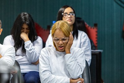 A ex-deputada e cantora gospel Flordelis, acusada de matar o marido, durante julgamento. Ela usa cabelo curto e loiro, moletom e aparece sentada com a mão na cabeça e olhos fechados - Metrópoles