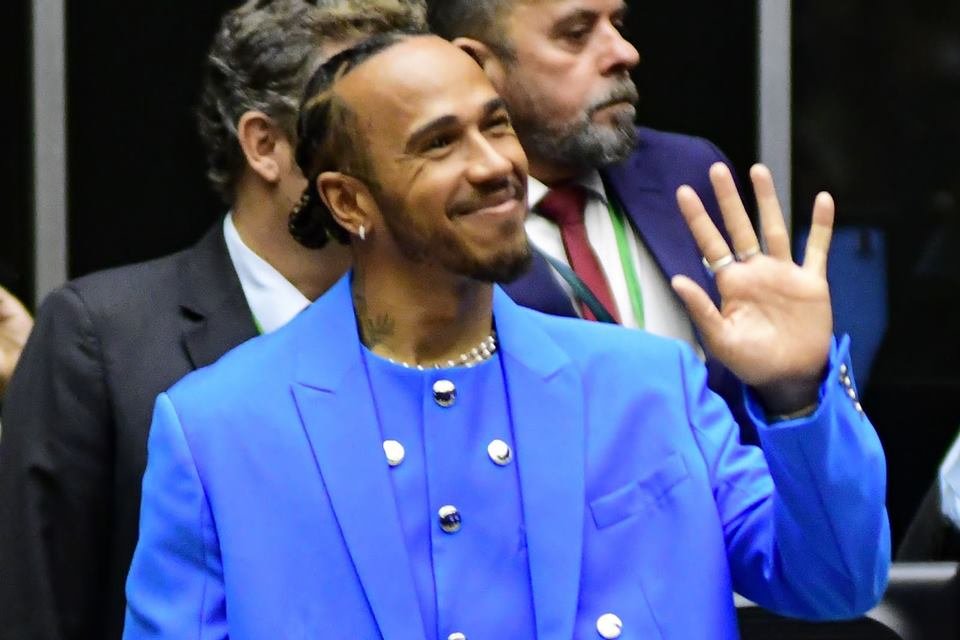 O piloto britânico Lewis Hamilton na Câmara dos Deputados para receber título de cidadão honorário do Brasil. Na foto, ele sorri e acena no plenário da casa legislativa - Metrópoles