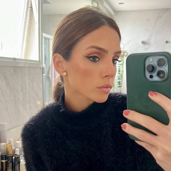 Selfie de Caroline Celico com celular no espelho - Metrópoles