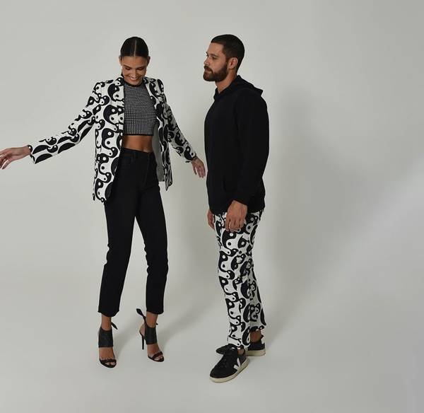 Campanha da marca Niini. Na imagem, mulher e homem com looks estampados em preto e branco - Metrópoles