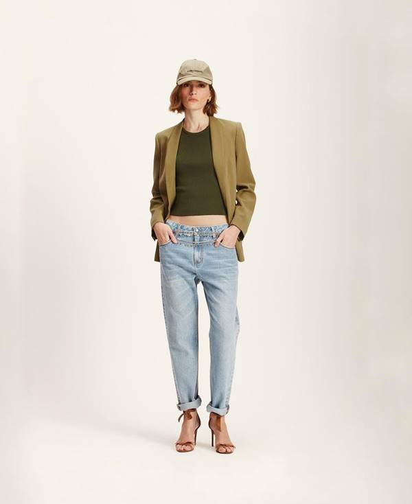 Campanha da marca Niini. Na imagem, a modelo usa calça jeans, blusa verde, blazer verde e boné -Metrópoles
