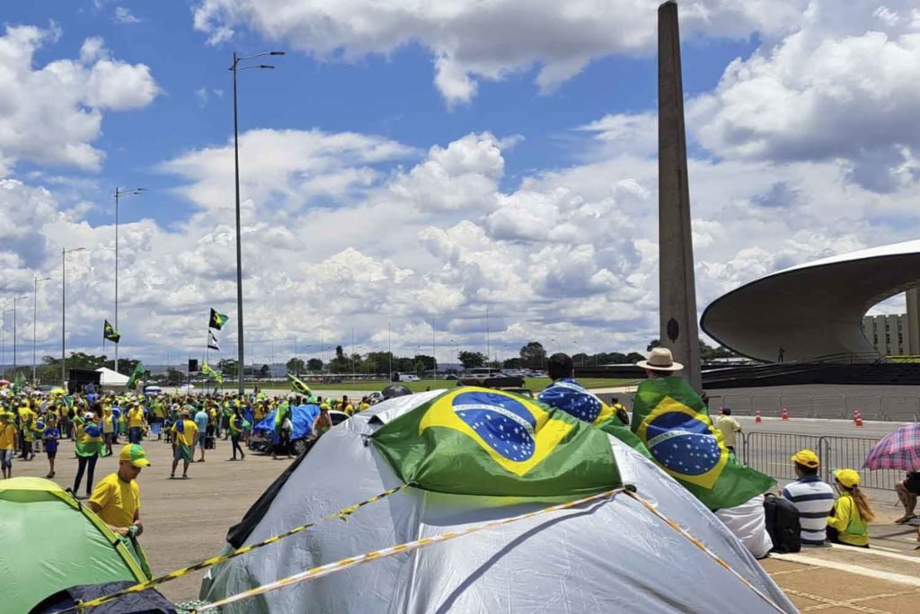 Dá pra começar uma guerra: os pedidos por armas no QG bolsonarista