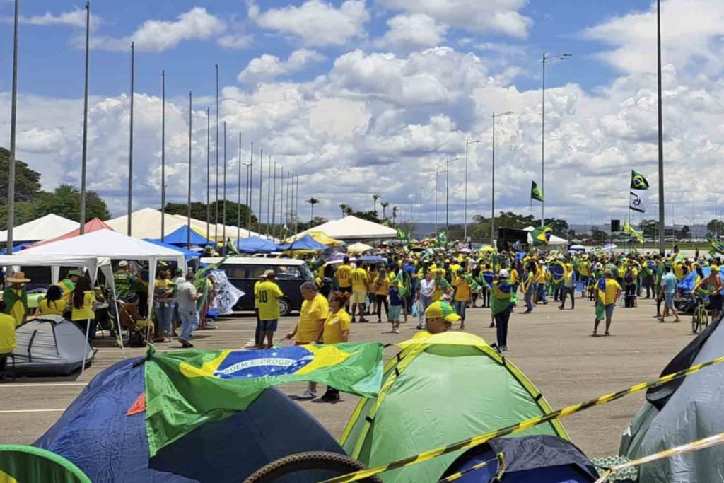 Dá pra começar uma guerra: os pedidos por armas no QG bolsonarista