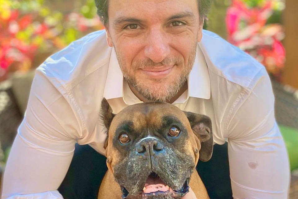 Rodrigo Lombardi posa com seu cachorro, Beethoven - Metrópoles