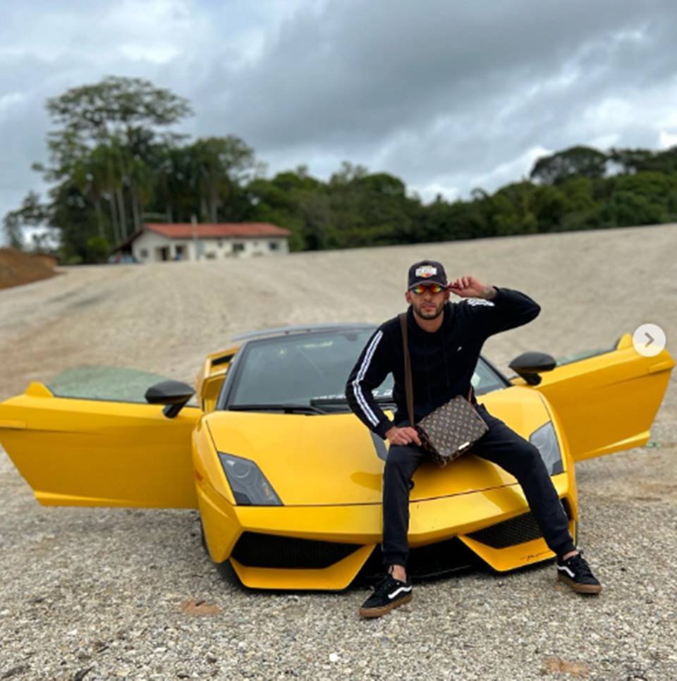 homem com Lamborghini