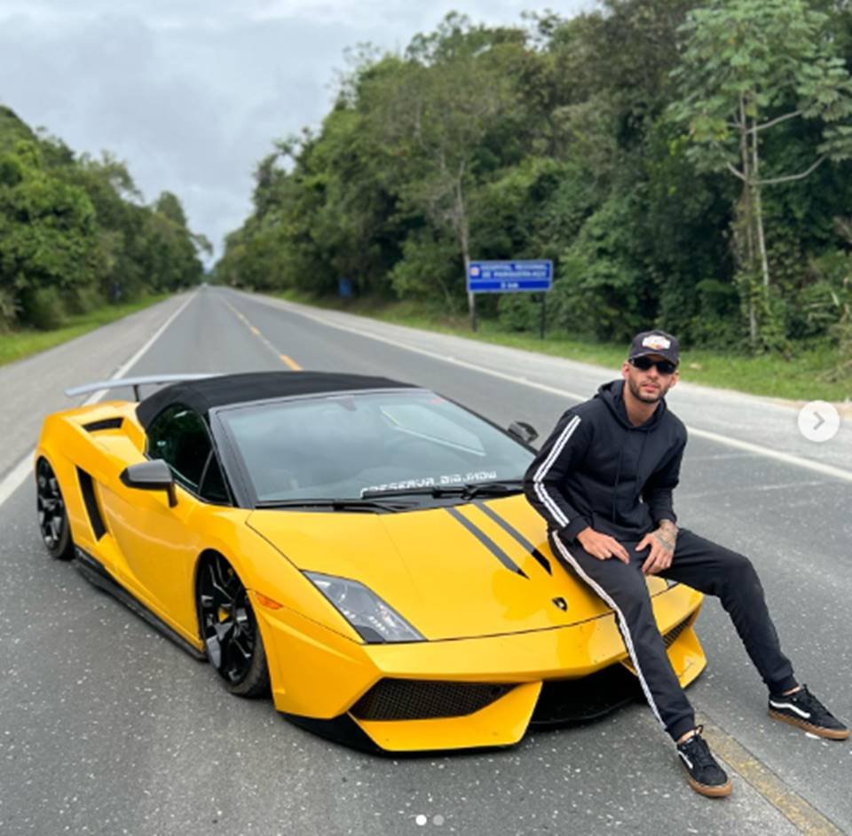 homem com Lamborghini