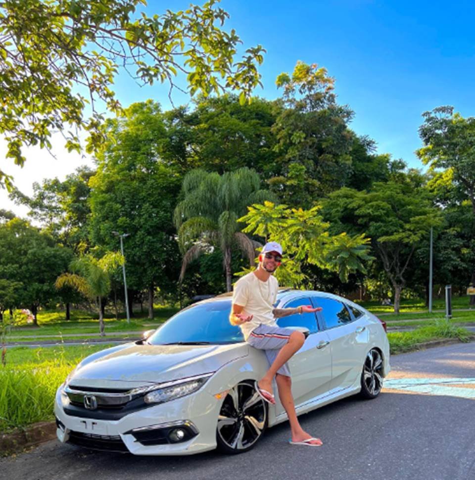 Homem com Honda Civic
