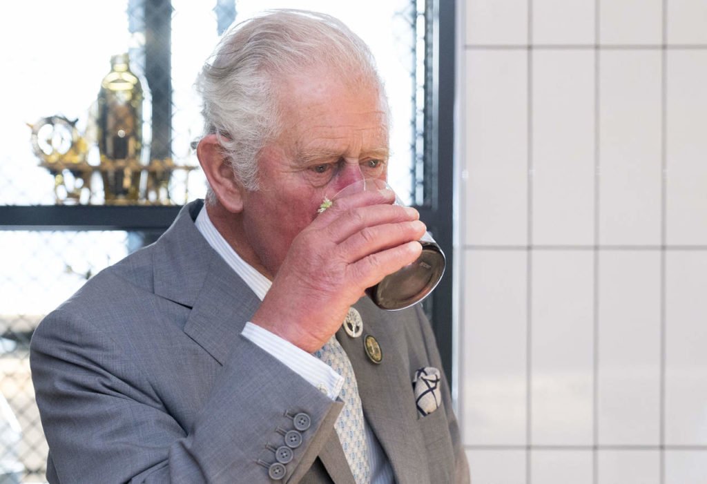 Na foto, o rei Charles III aparece bebendo um drinque - Metrópoles