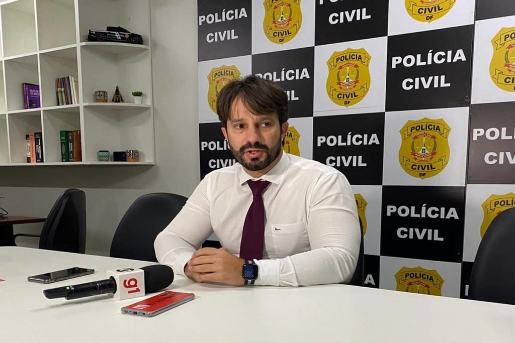 Homem de camisa branca e gravata vermelha