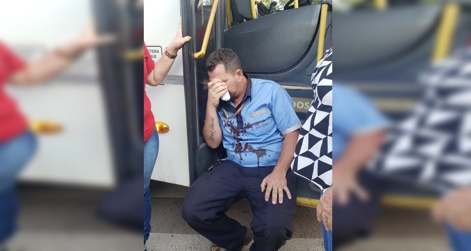 Casal briga em terminal de ônibus e polícia descobre que um deles