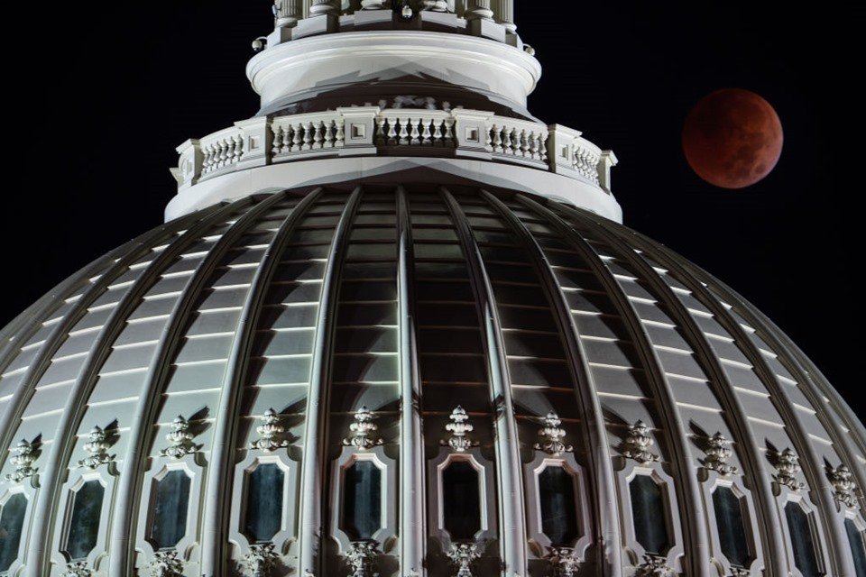 O eclipse da lua de sangue no dia da eleição é visto atrás da cúpula do Capitólio dos EUA - Metrópoles
