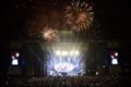 Fogos e show com palco grande e público
