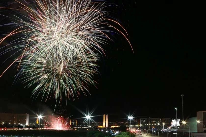 Fogos no céu de Brasília e Esplanada ao fundo