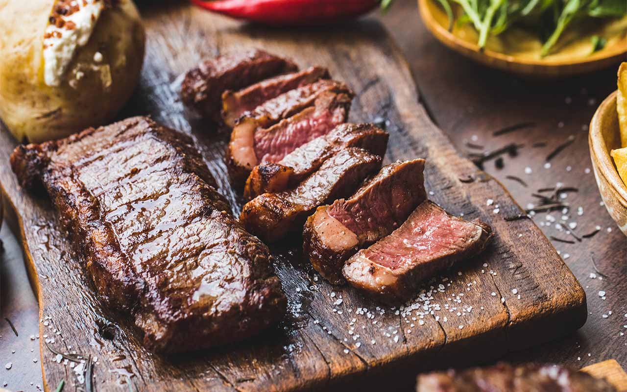 Bife assado no espeto na brasa carne de picanha brasileira