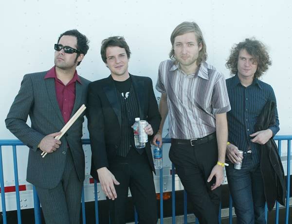 Banda The Killers usando peças mais formais para show - Metrópoles 