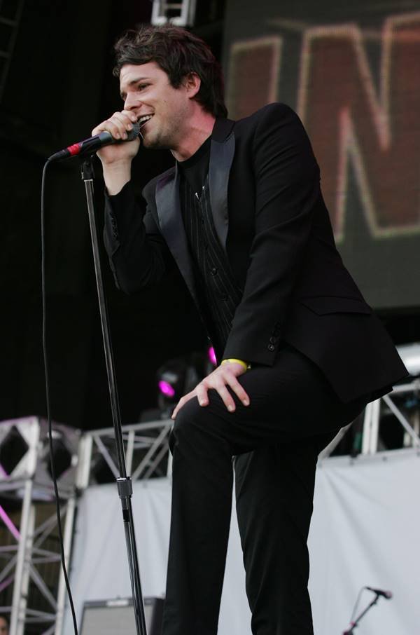Brandon Flowers usando terno preto em show - Metrópole 