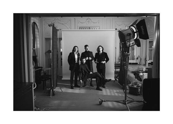 Arctic Monkeys em foto preta e branca em estúdio - Metrópoles 