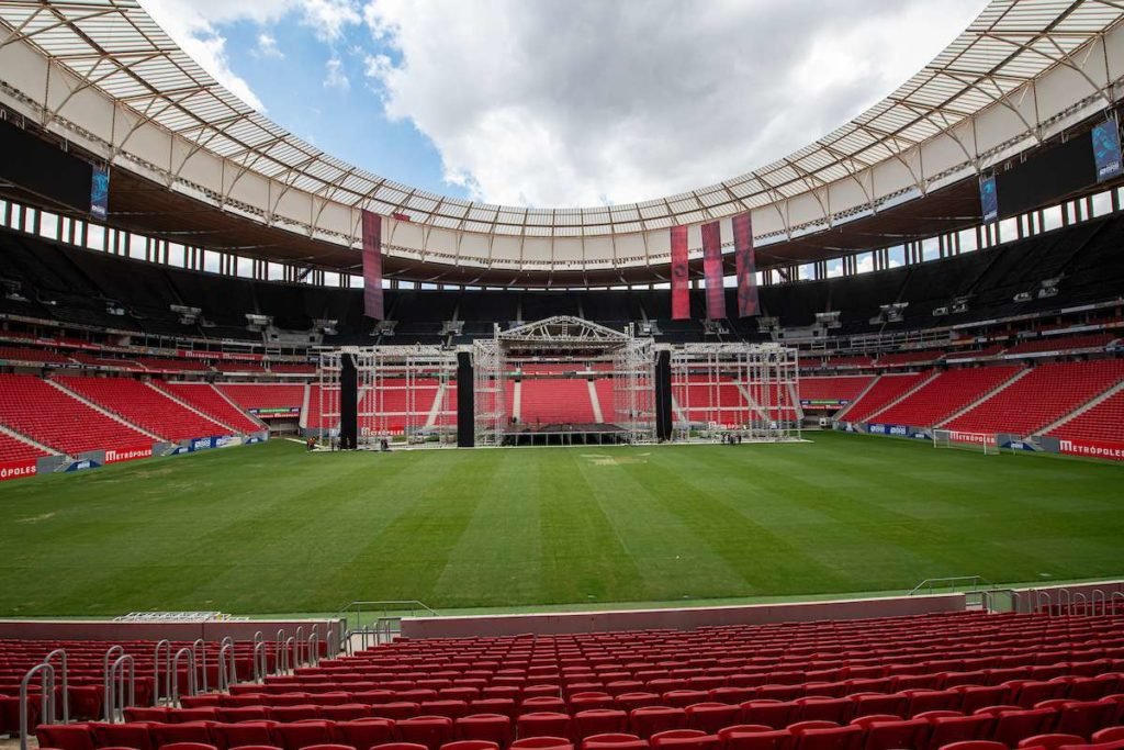 Montagem do palco para o show do The Killers